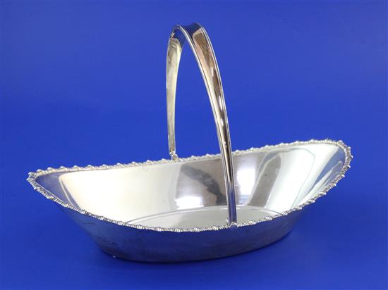 An Edwardian silver boat shaped fruit basket, 14 oz.